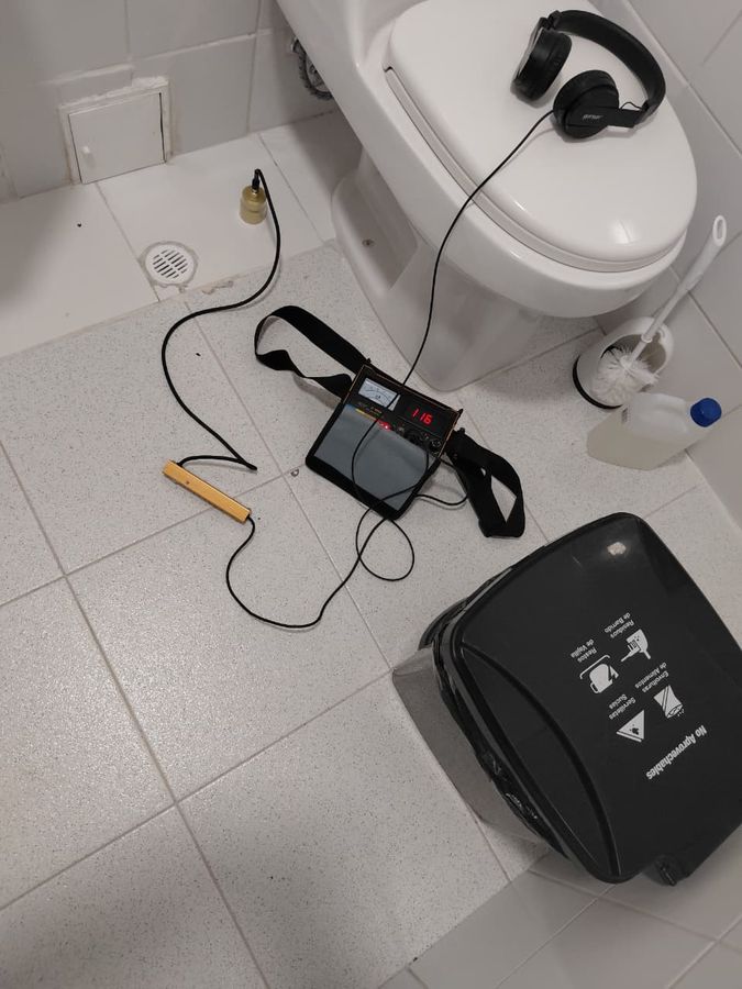 Detección de fuga con geófono en un baño